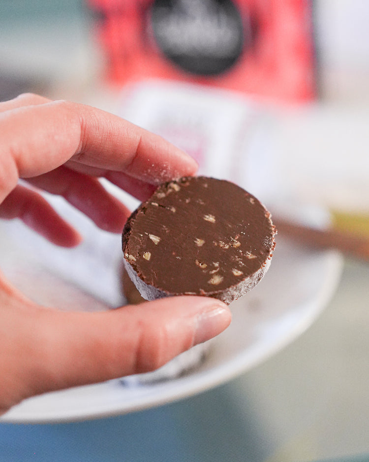 Saucisson en chocolat avec texture réaliste et détails de noisettes