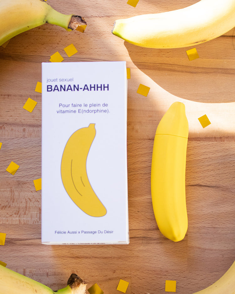 Sextoy vibrant en forme de banane, vue de côté avec texture lisse.