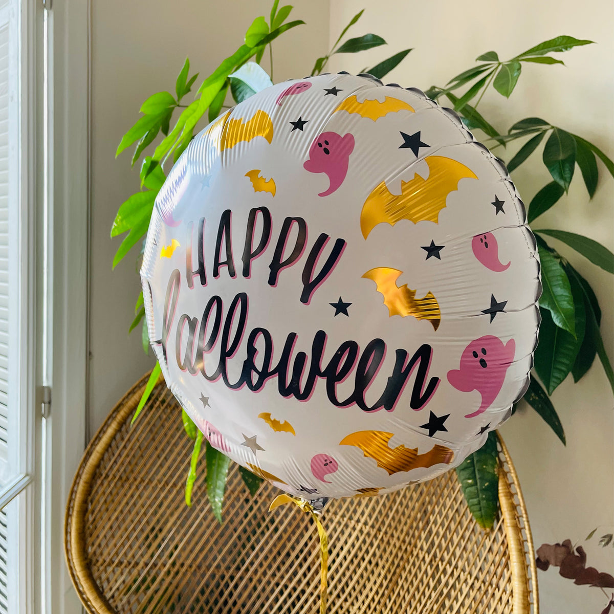 Ballon Halloween noir avec inscription 'Happy Halloween' en lettres blanches sur fond orange.