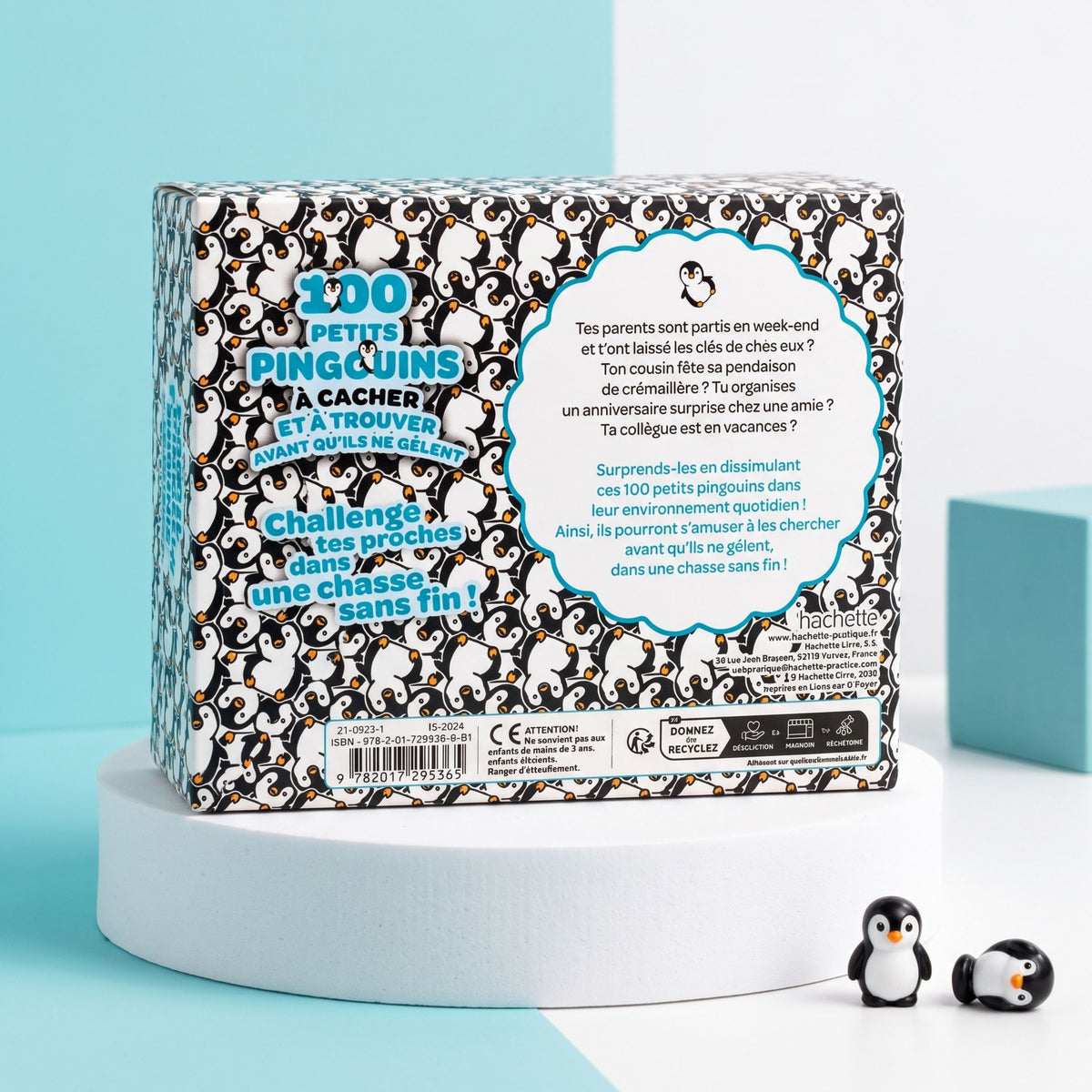 Cent petits pingouins en plastique, prêts à être cachés