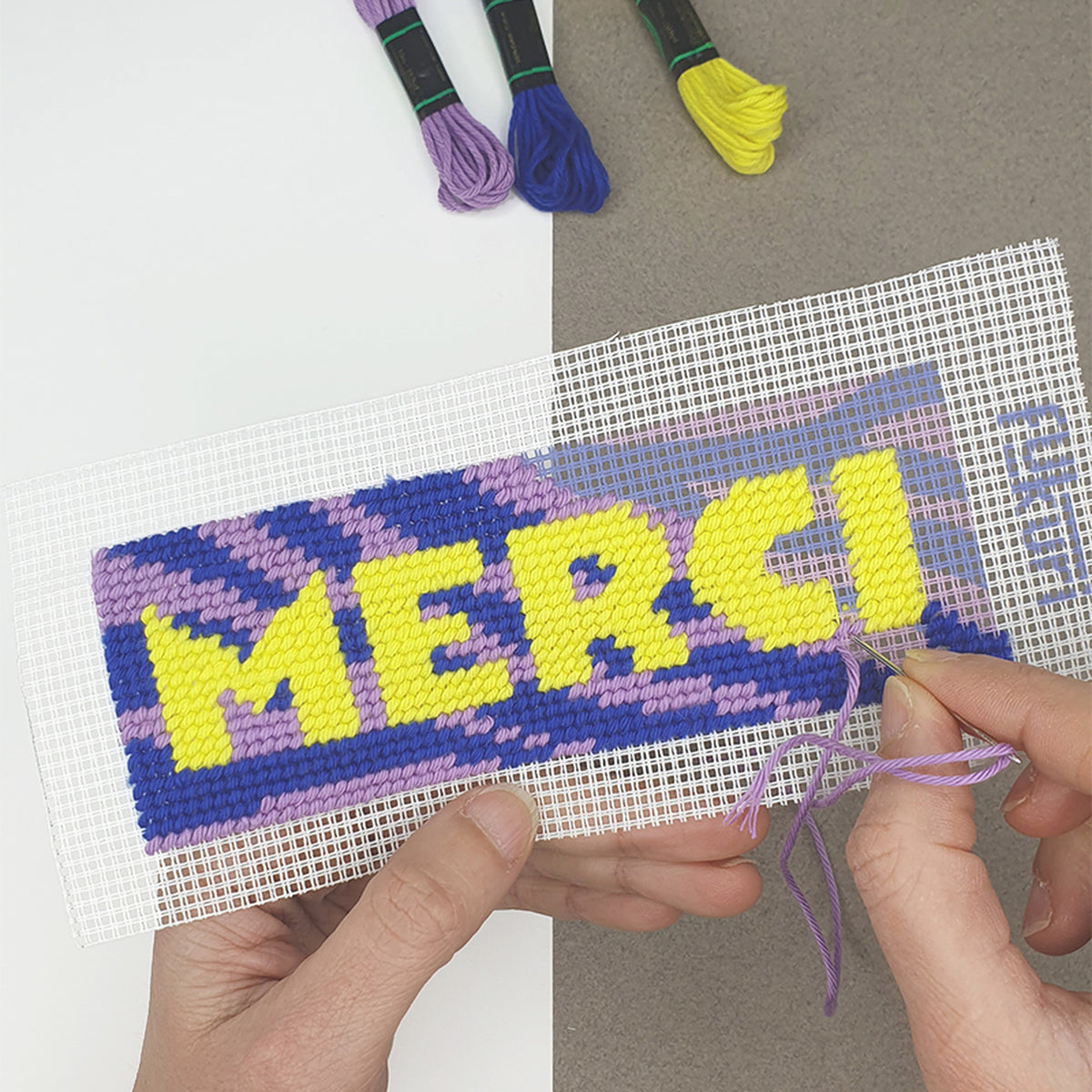 Marque-page à broder avec motif zébré en gros plan