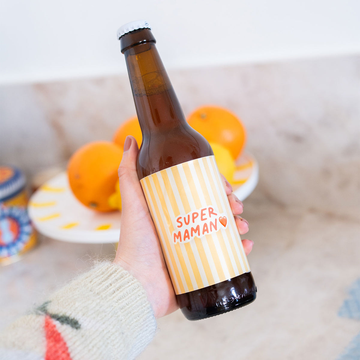 Bière Super Maman avec étiquette colorée et design festif