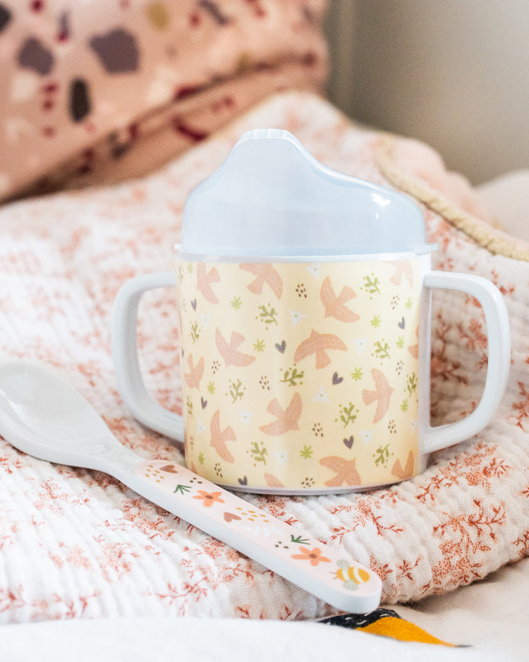 Coffret goûter pour bébé avec gobelet ergonomique et cuillère