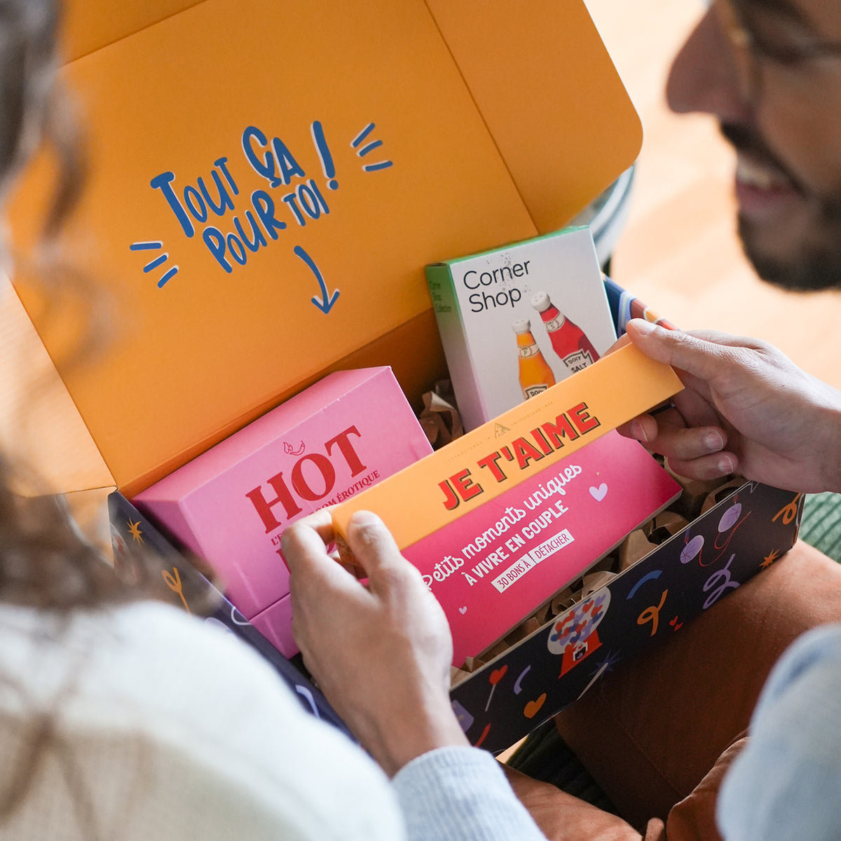 Cool box personnalisable avec motif coloré et texte sur le couvercle.
