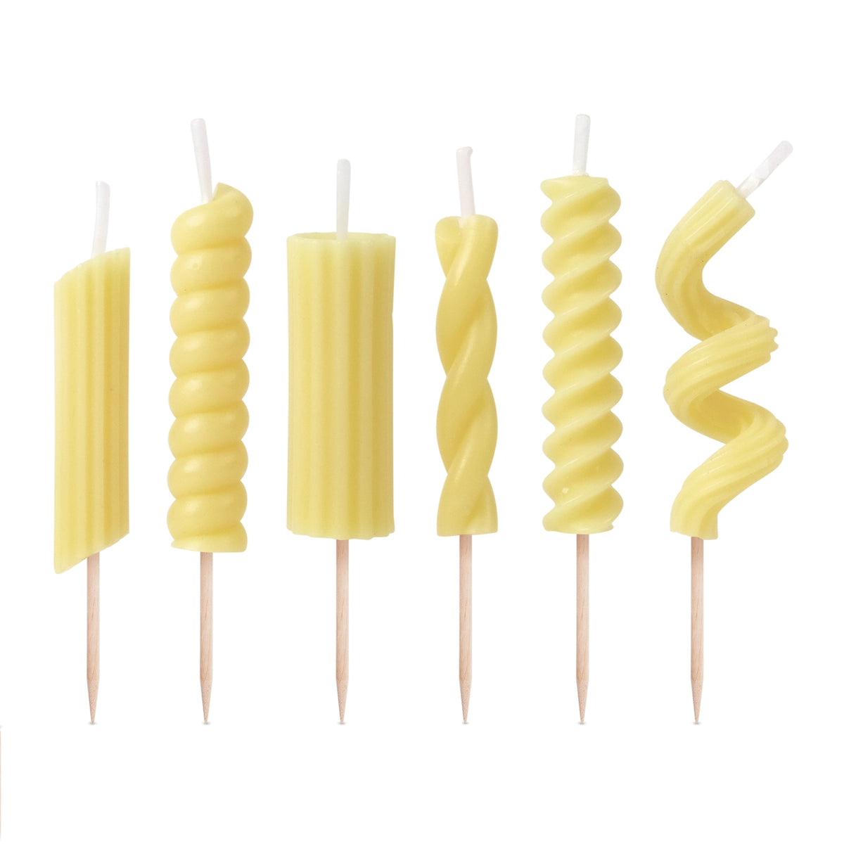Bougies d'anniversaire en forme de pâtes sur fond blanc