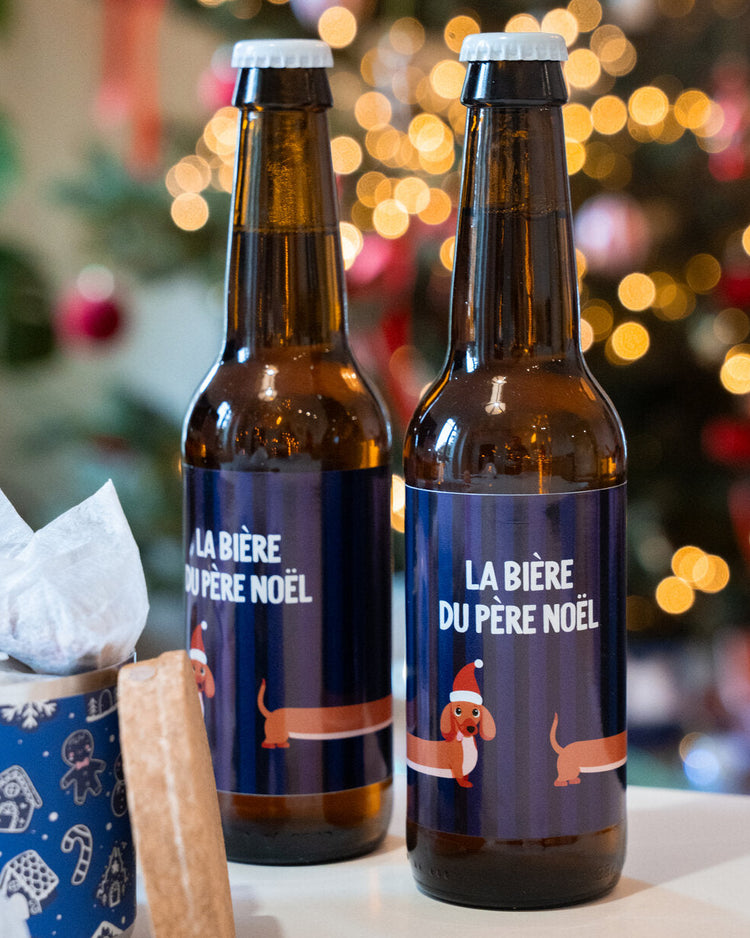 Bière du Père Noël avec teckel, étiquette festive en gros plan