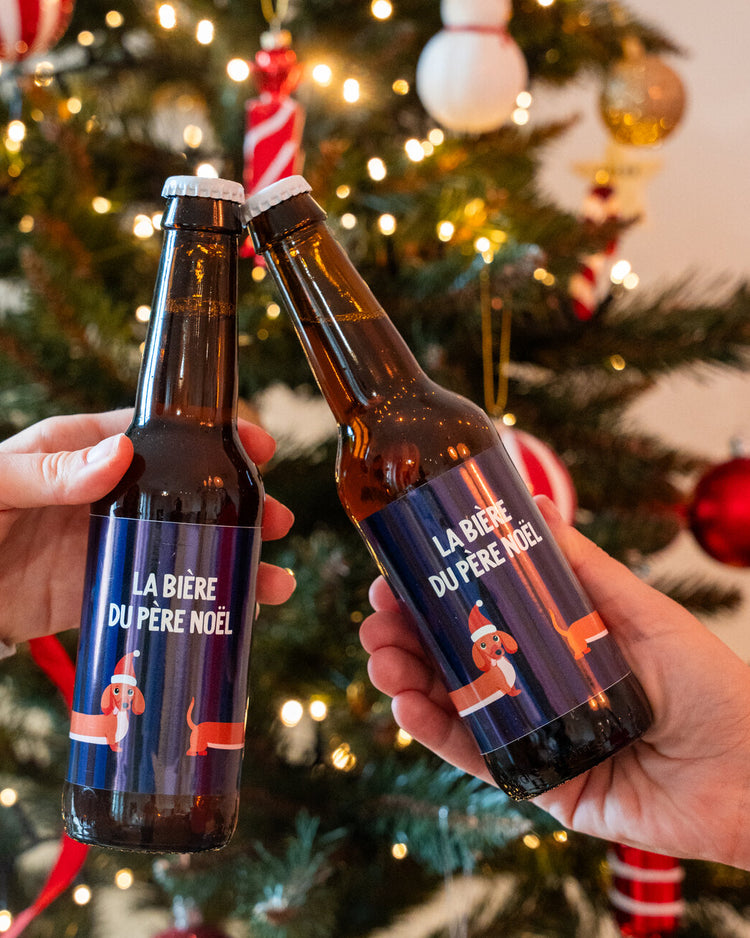 Bière blonde avec un teckel festif sur l'étiquette