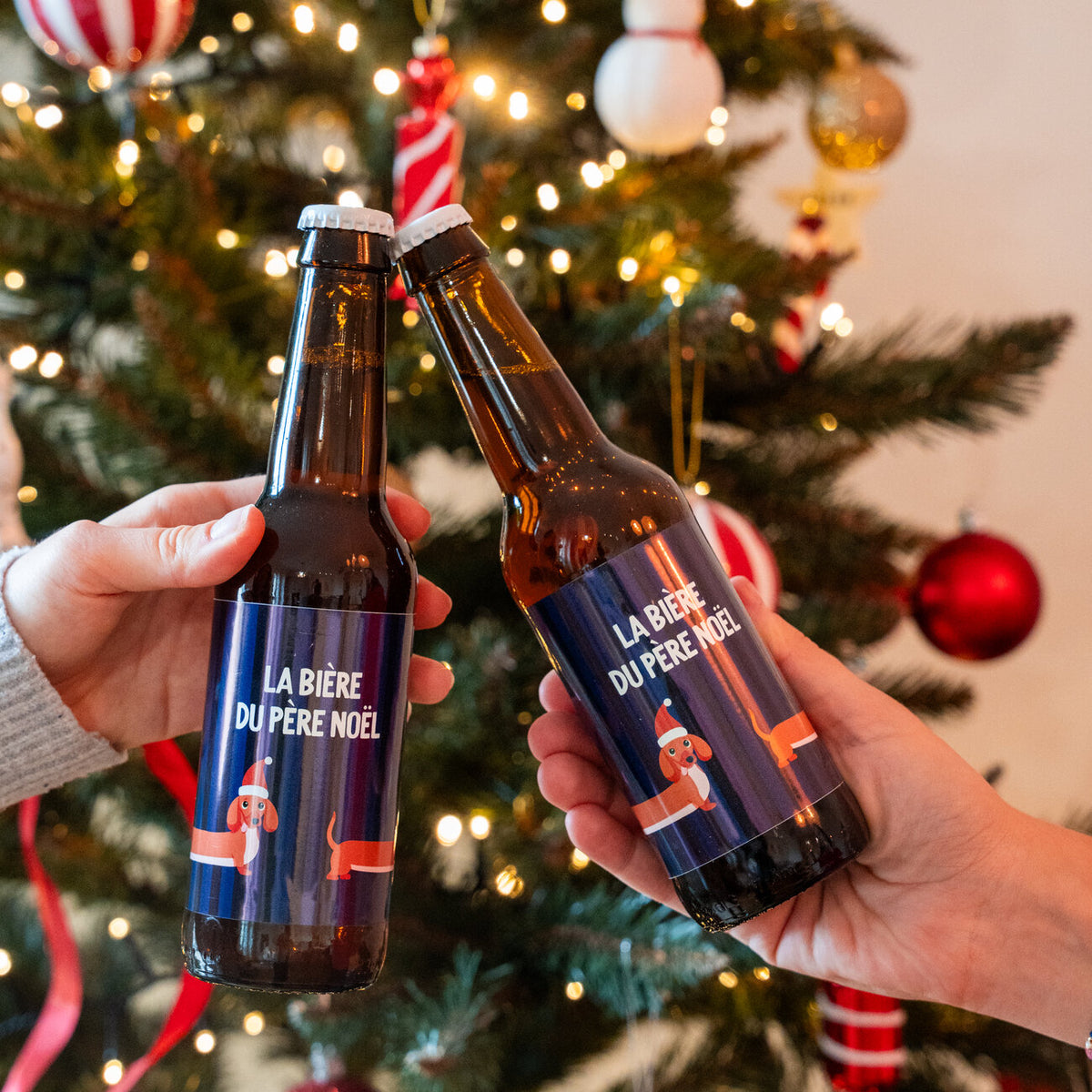 Bière blonde avec un teckel festif sur l'étiquette
