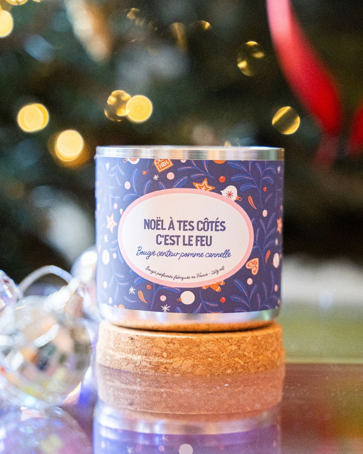 Bougie parfumée de Noël avec étiquette humoristique en gros plan