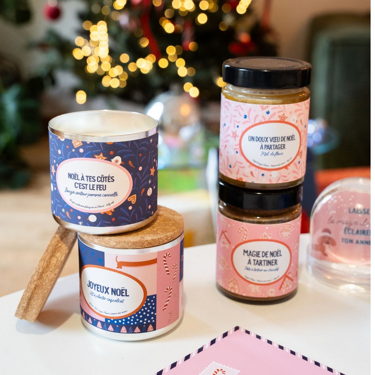 Bougie festive avec étiquette humoristique et flamme allumée
