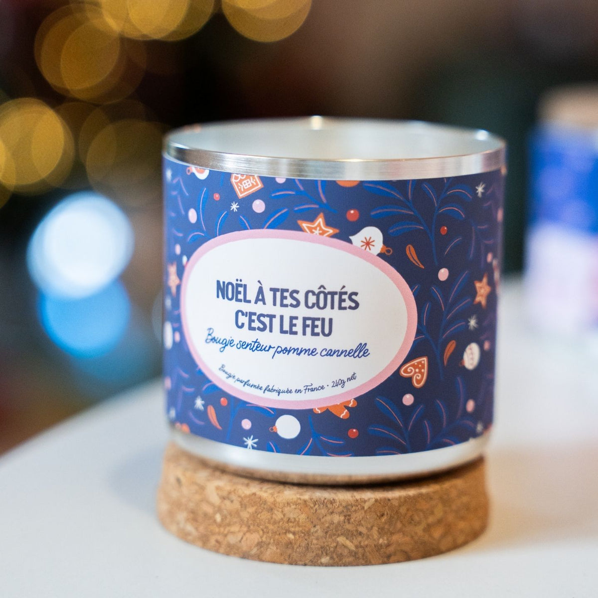 Bougie parfumée avec étiquette humoristique sur fond clair