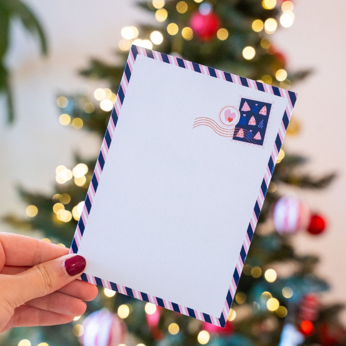 Carte postale Joyeux Noël avec timbres illustrés colorés