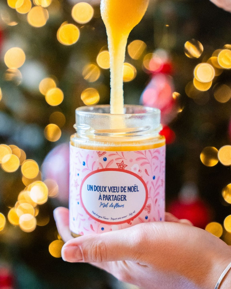 Pot de miel avec étiquette festive et décorations de Noël