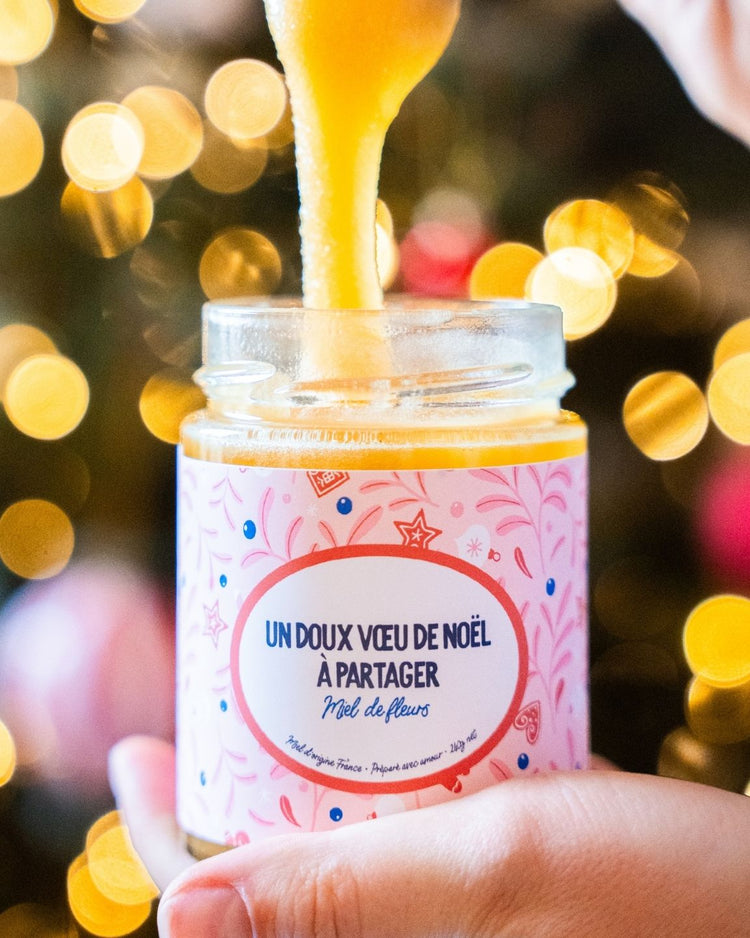 Pot de miel décoré pour Noël avec étiquette festive