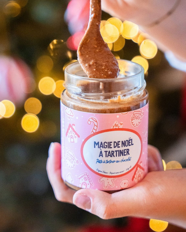 Pâte à tartiner chocolatée avec un motif festif de Noël