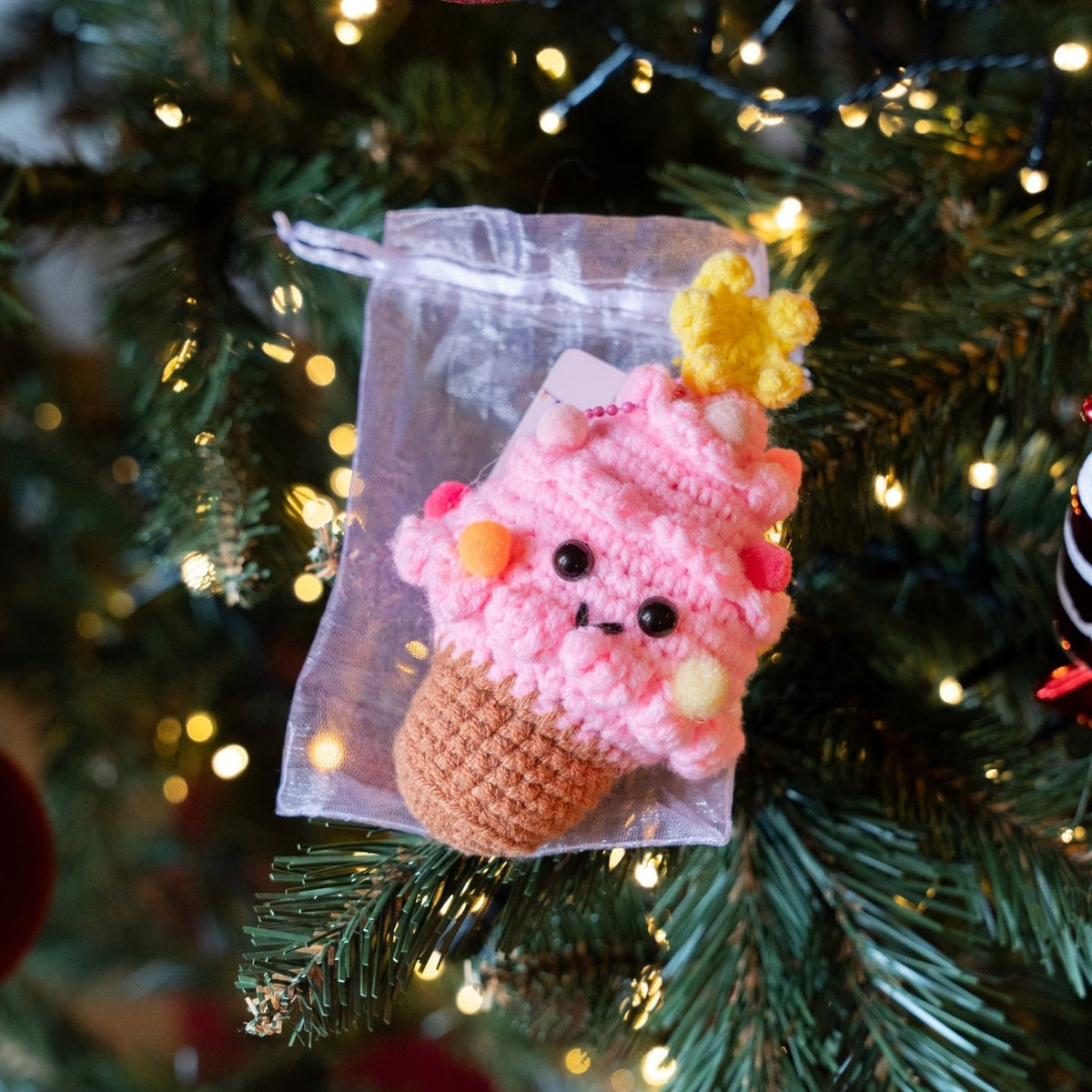 Mini sapin rose avec pompons, crocheté avec soin