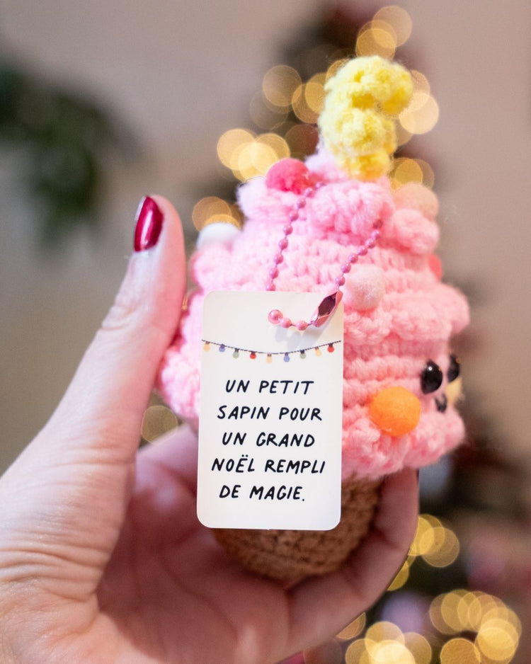 Mini sapin rose avec pompons, crocheté avec soin