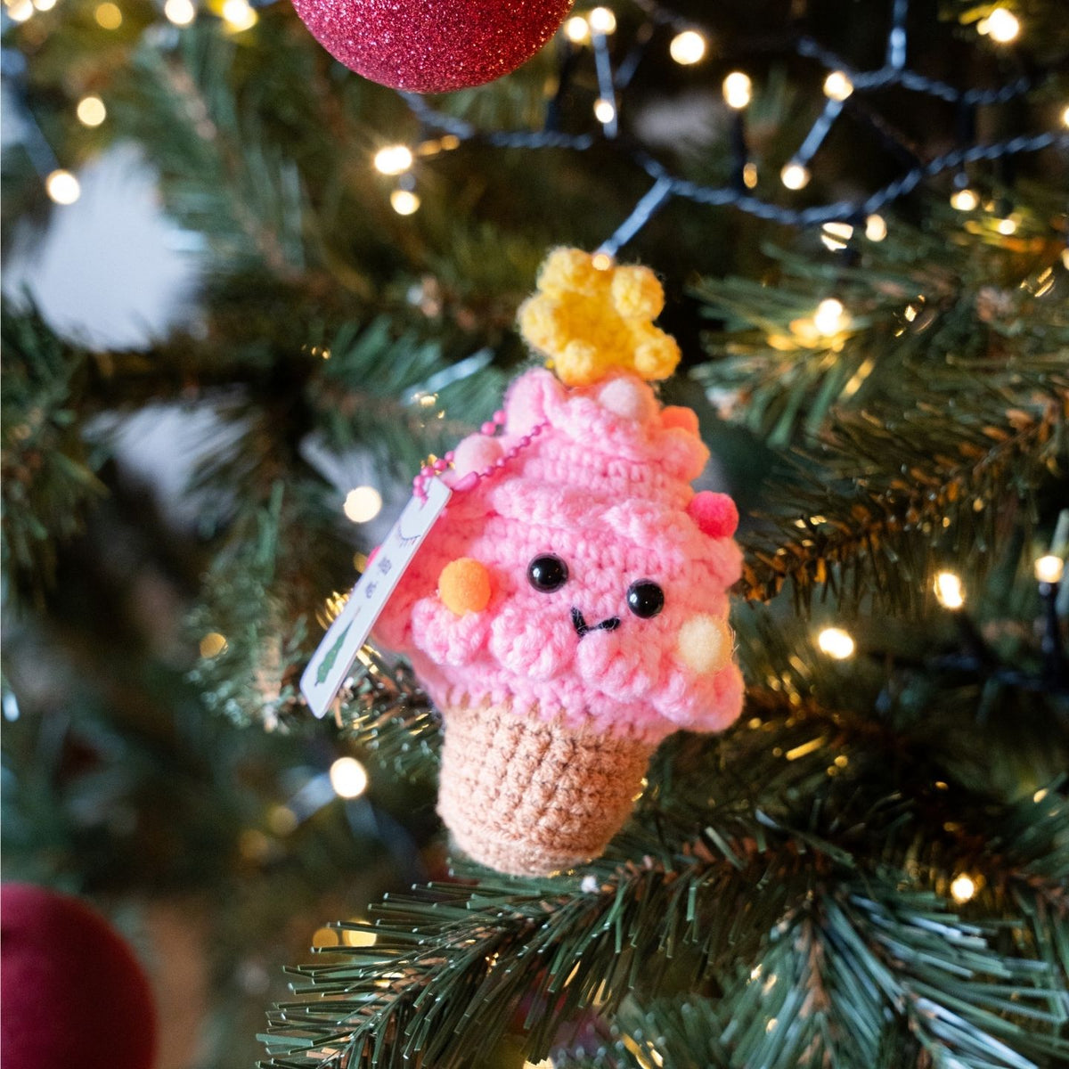 Mini sapin rose avec pompons, crocheté avec soin