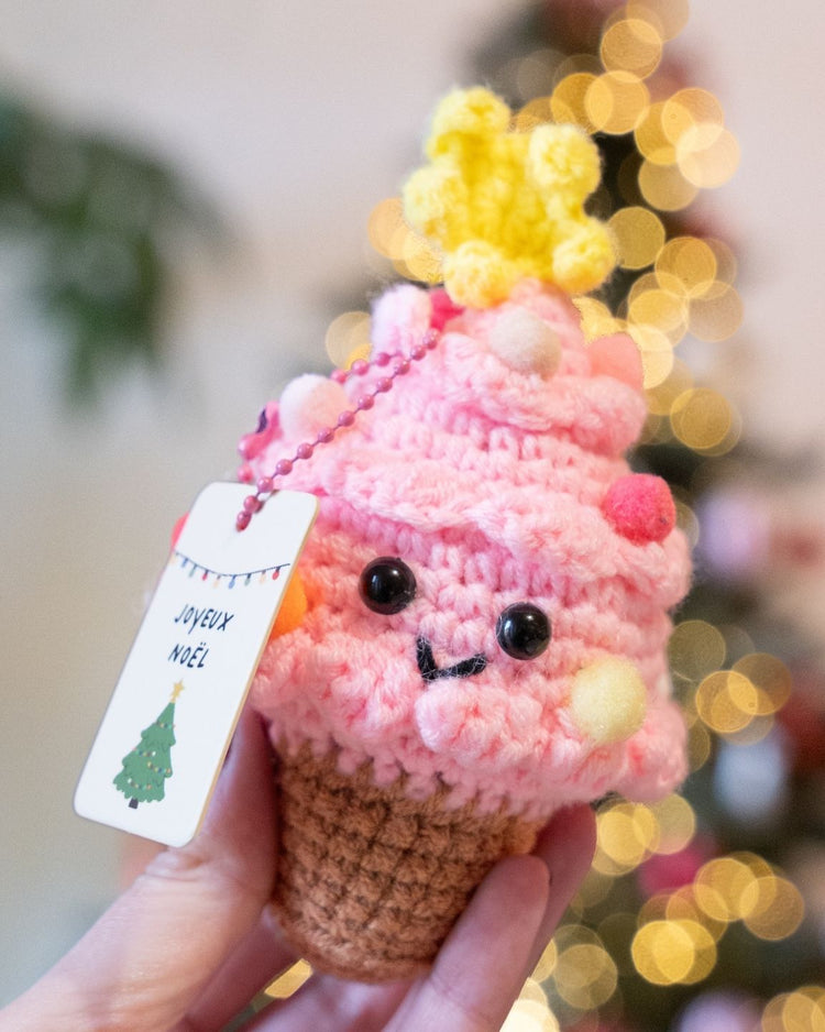 Mini sapin rose avec pompons, crocheté avec soin
