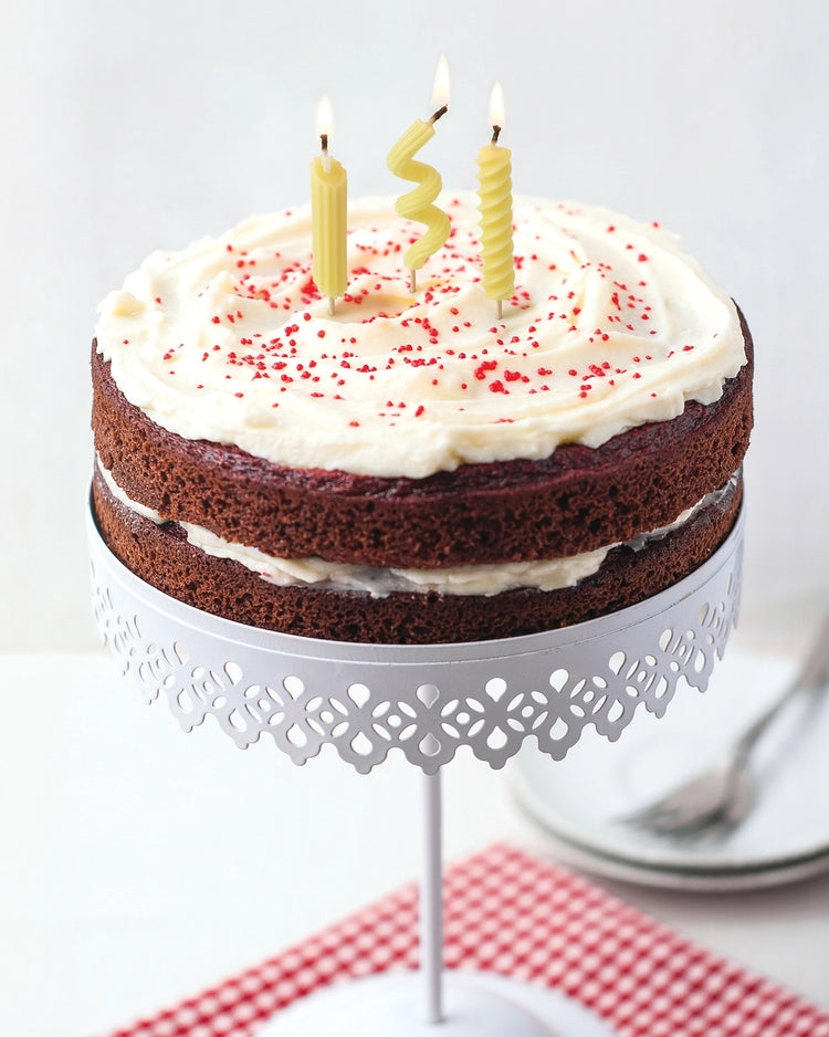 Bougies d'anniversaire en forme de pâtes sur fond blanc