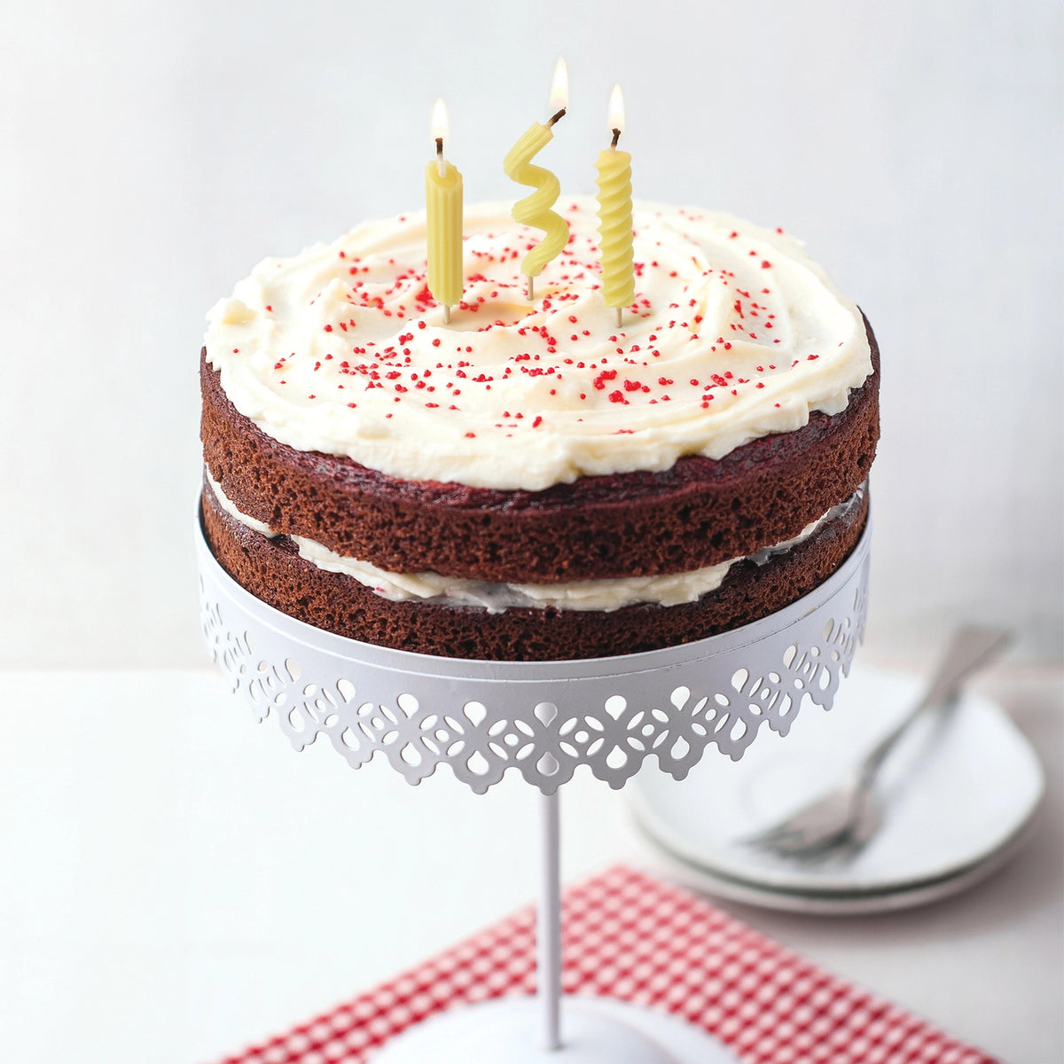 Bougies d'anniversaire en forme de pâtes sur fond blanc