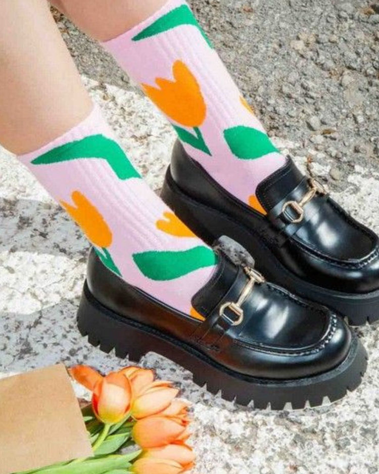 Chaussettes tulipes avec motif floral vibrant sur fond clair