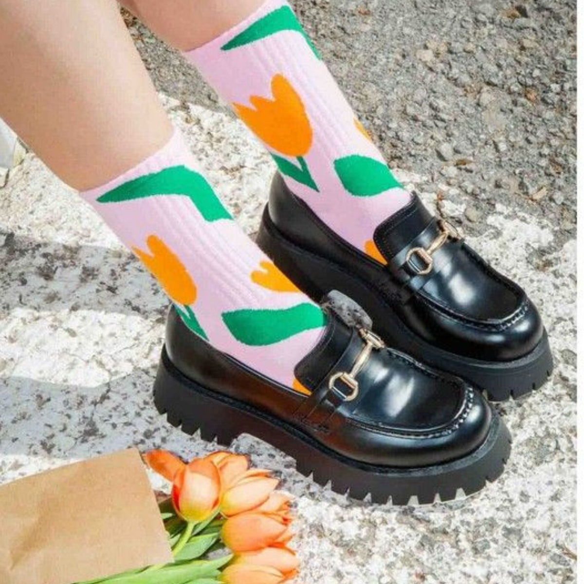 Chaussettes tulipes avec motif floral vibrant sur fond clair