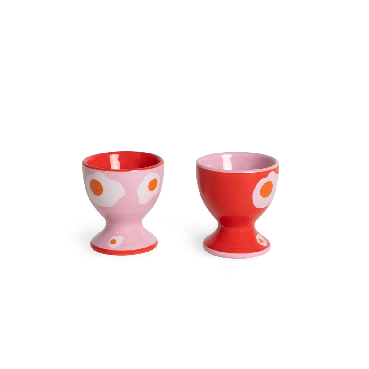 Coquetiers girly en forme d'œuf au plat sur fond blanc