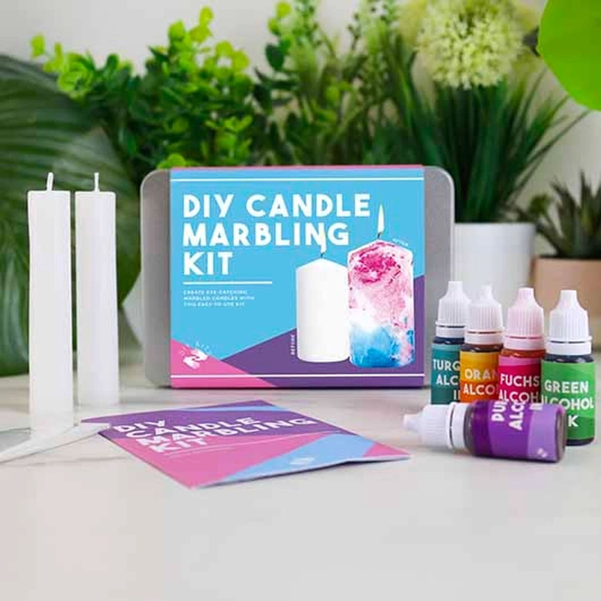 Kit de marbrage pour bougie avec outils colorés sur fond clair