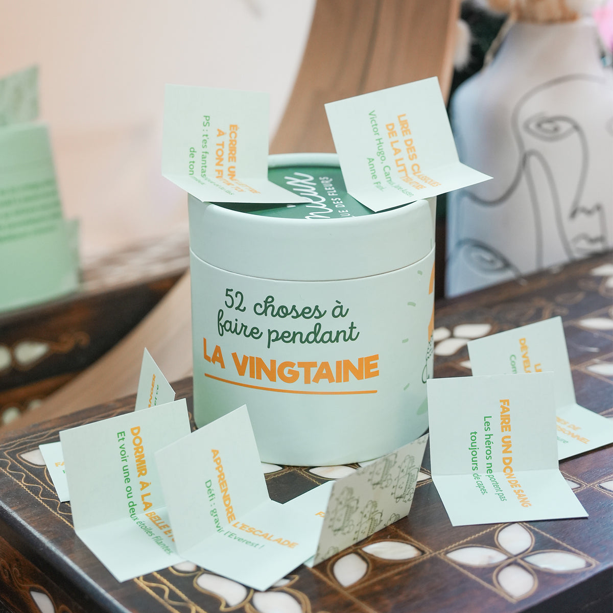 Couverture du livre '52 choses à faire pendant la vingtaine'.