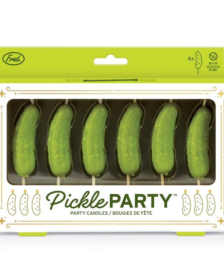 Bougies d'anniversaire en forme de cornichons sur un gâteau