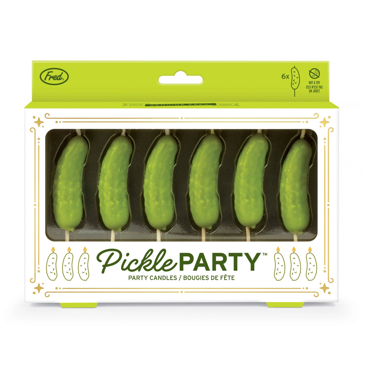 Bougies d'anniversaire en forme de cornichons sur un gâteau