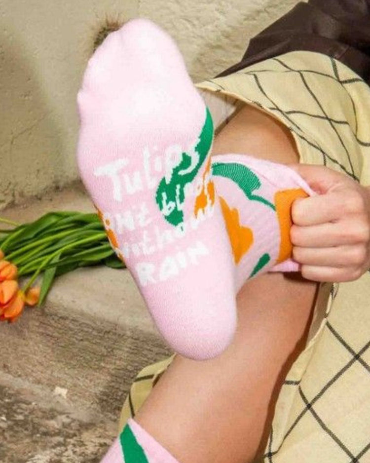 Chaussettes tulipes avec motif floral coloré en gros plan