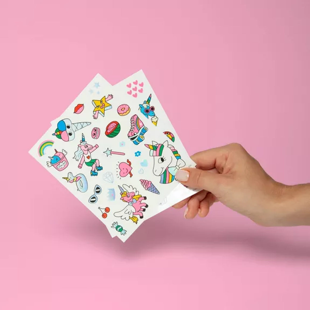 Tatouages éphémères licorne avec motifs colorés et joyeux