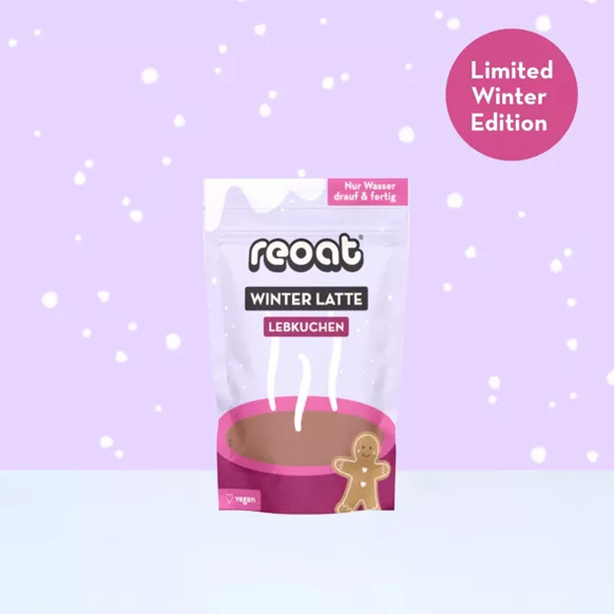 Mini latte au pain d'épices dans une tasse festive