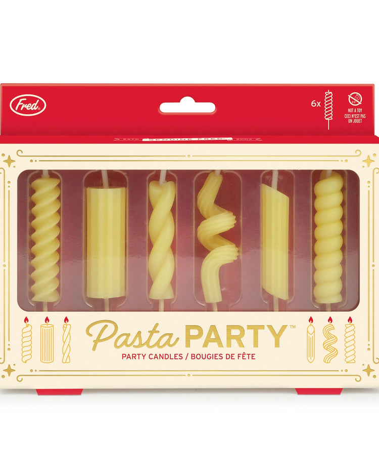 Bougies d'anniversaire en forme de pâtes sur fond clair
