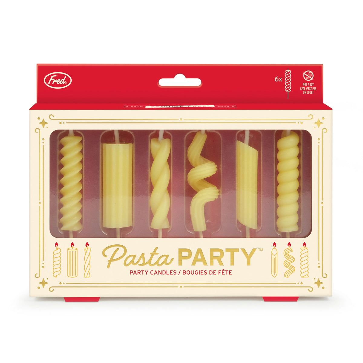 Bougies d'anniversaire en forme de pâtes sur fond clair