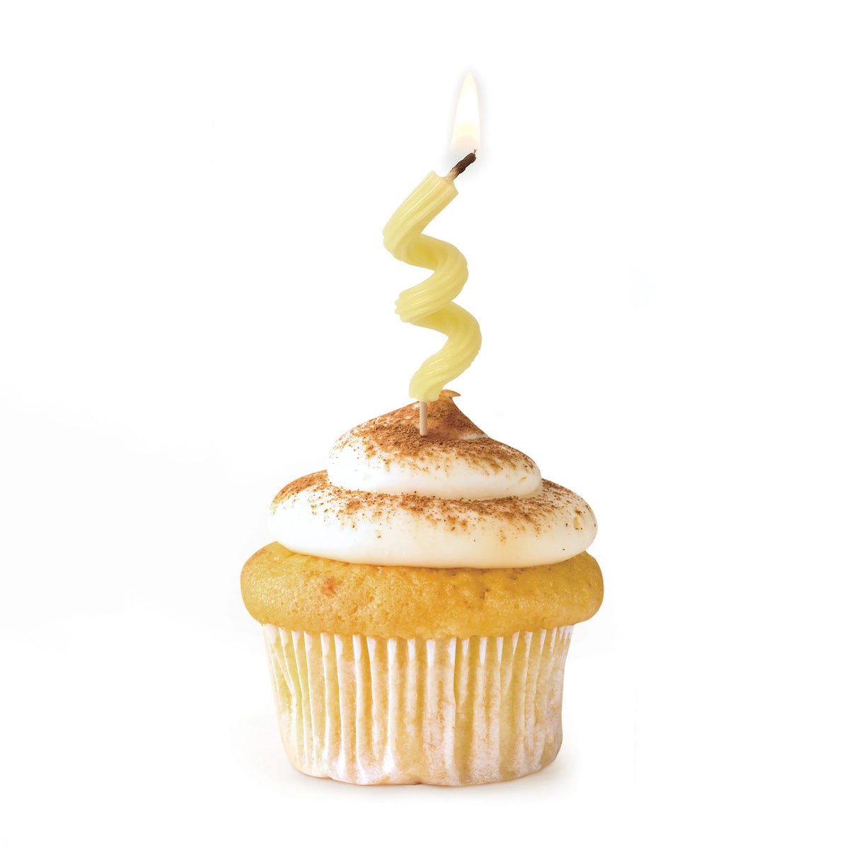 Bougies d'anniversaire en forme de pâtes sur fond coloré