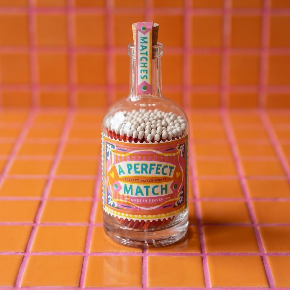 Bouteille d'allumettes avec design coloré et bâtonnets dorés