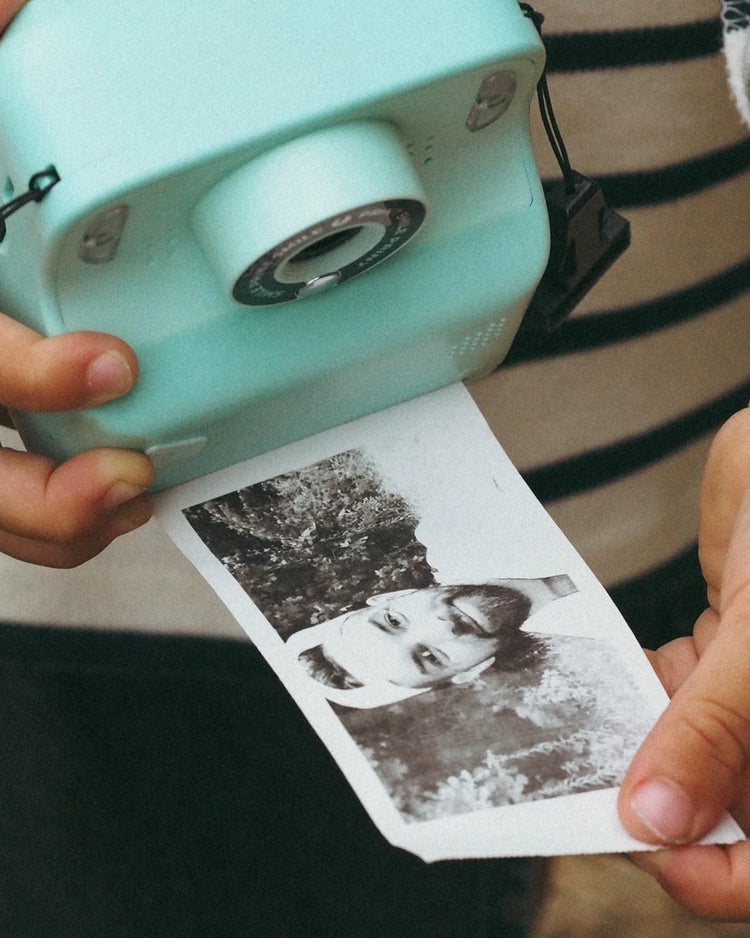 Appareil photo instantané avec sangle, vue de face