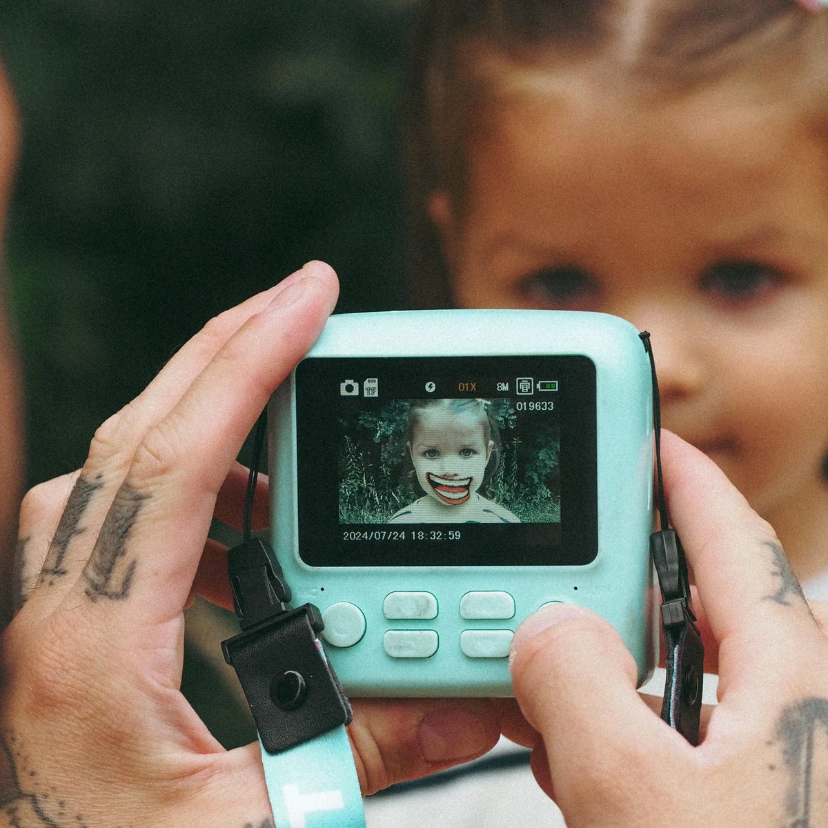 Appareil photo instantané avec sangle, vue de face