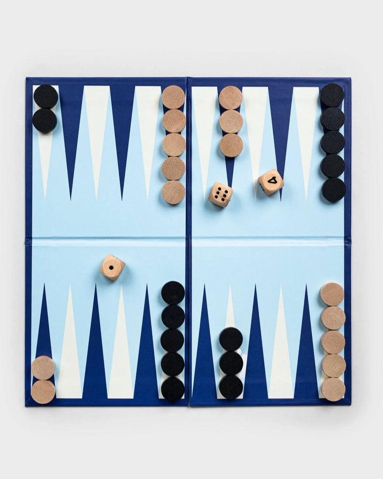 Livre ouvert révélant un backgammon élégant en bois