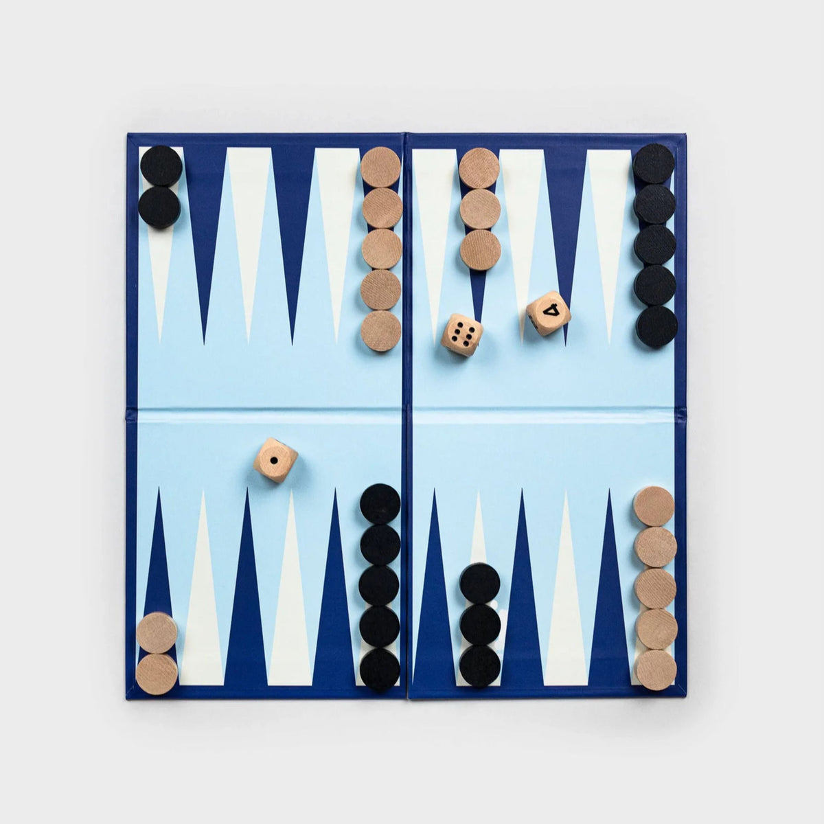 Livre ouvert révélant un backgammon élégant en bois