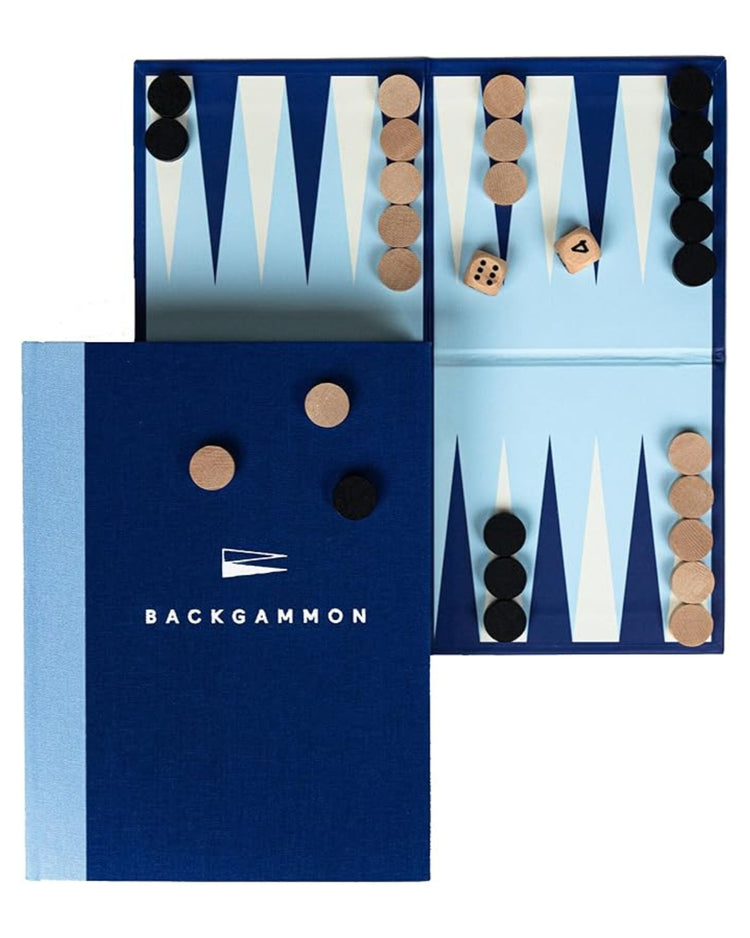Livre ouvert révélant un backgammon élégant à l'intérieur