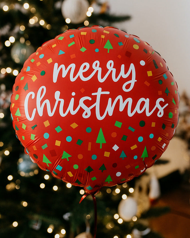 Ballon Merry Christmas avec confettis colorés en gros plan