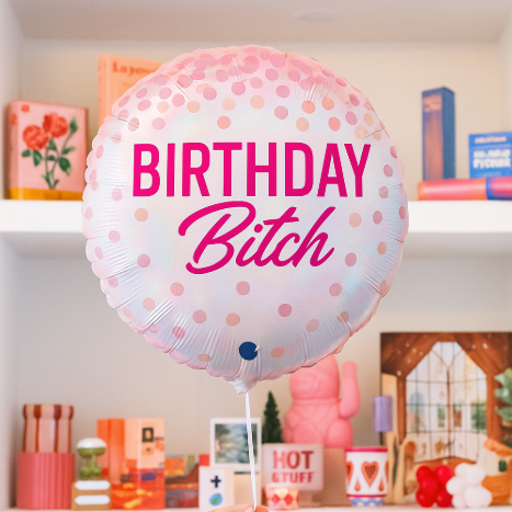 Ballon 'Happy Birthday Bitch' en forme arrondie, message humoristique