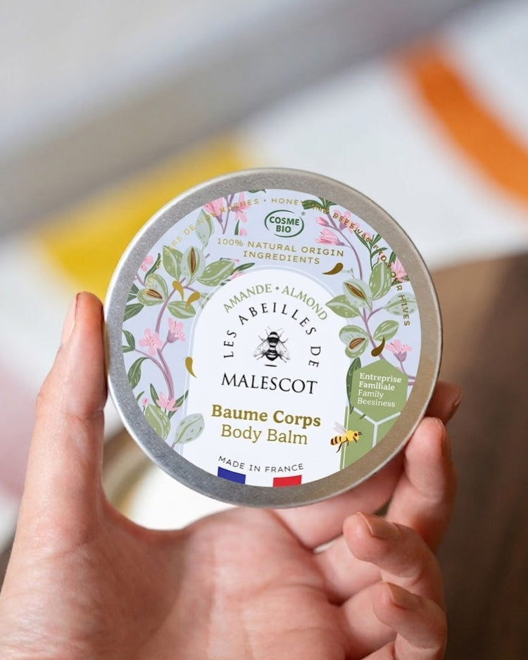 Baume hydratant à l'amande avec texture crémeuse en gros plan