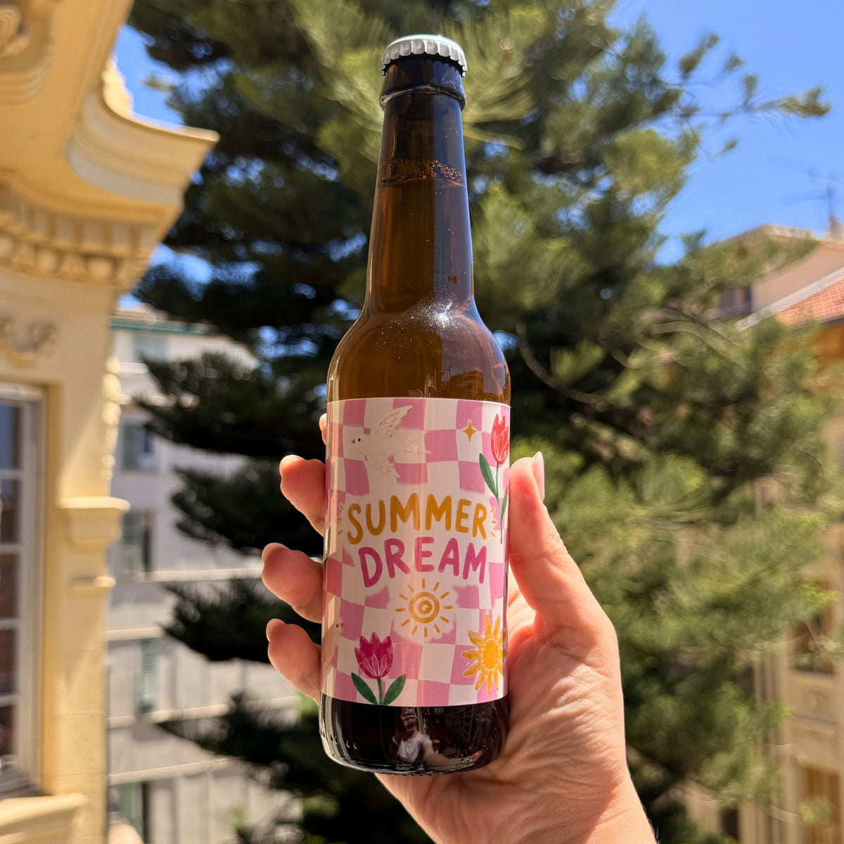 Bière Summer Dream avec étiquette colorée et mousse crémeuse