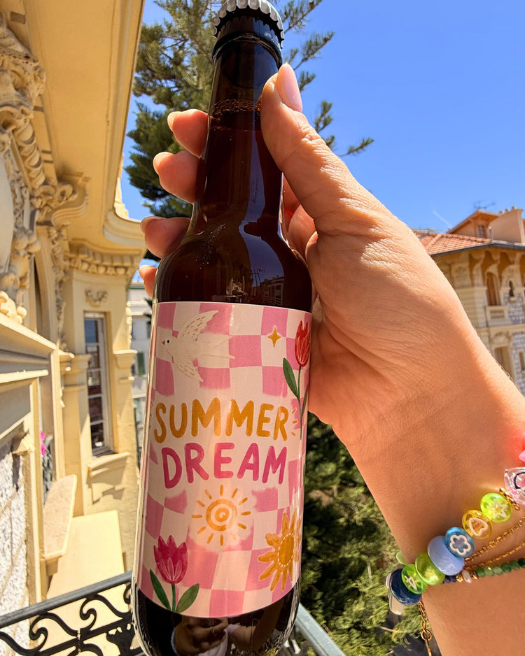 Bière Summer Dream avec étiquette estivale et bulles rafraîchissantes