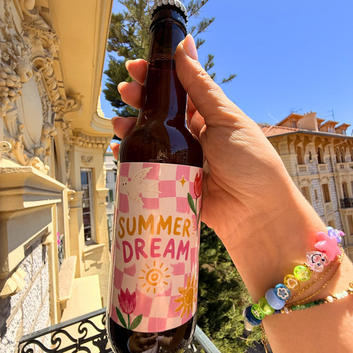 Bière Summer Dream avec étiquette colorée et bulle de fraîcheur